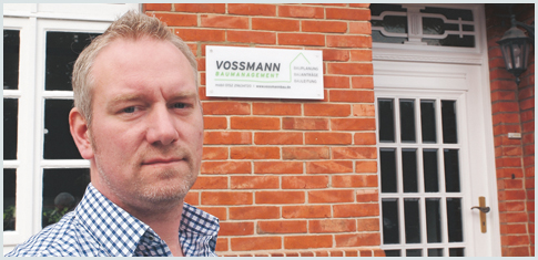 Christoph Vossmann vor dem Firmensitze